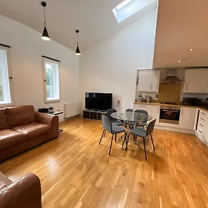Apartment Private Parking 2 Bed 2 Bath, Edinburgh
